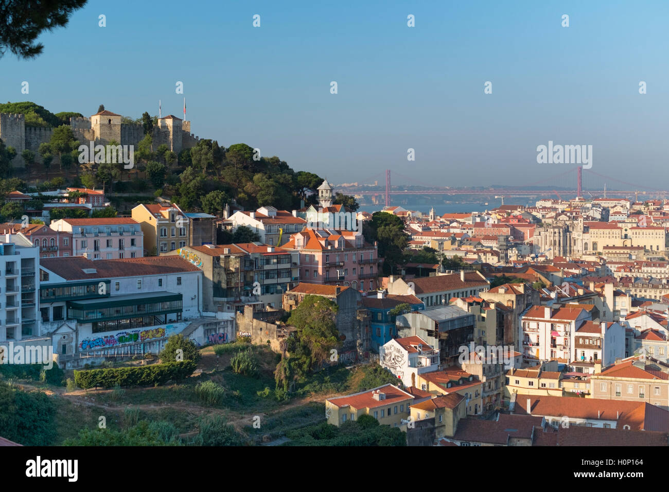 Blick auf die Stadt, Burg und 25 April Brücke, Lissabon Portugal Stockfoto