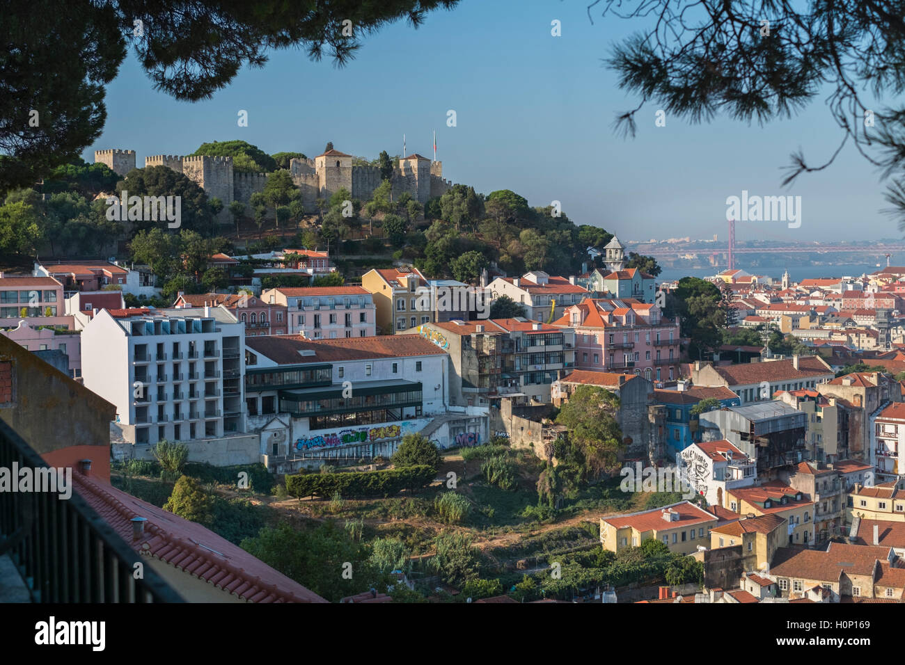 Blick auf die Stadt, Burg und 25 April Brücke, Lissabon Portugal Stockfoto