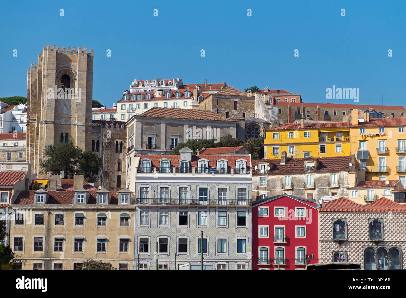 Blick auf die Alfama und Sé Kathedrale von Lissabon Portugal Stockfoto