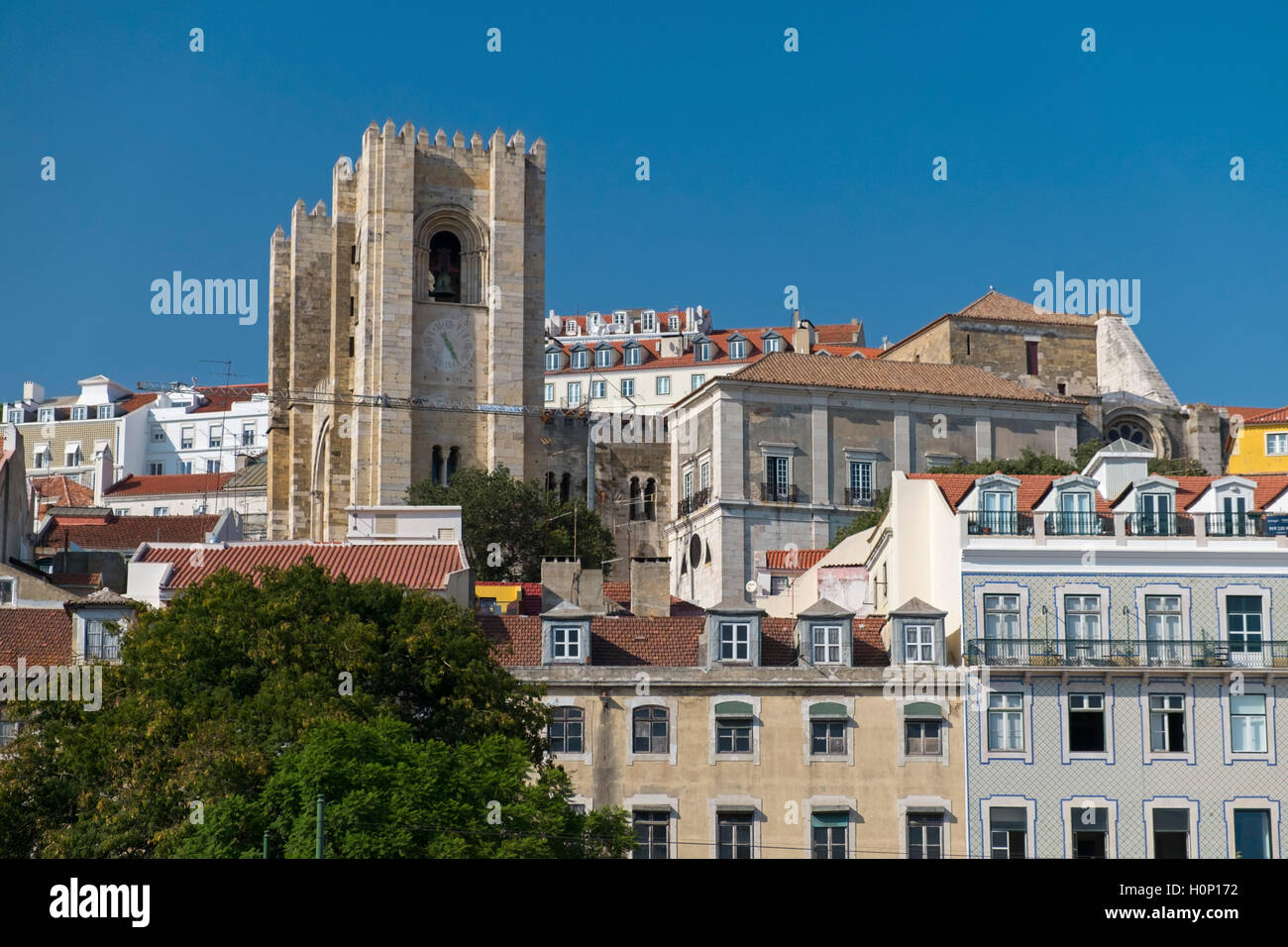 Blick auf die Alfama und Sé Kathedrale von Lissabon Portugal Stockfoto