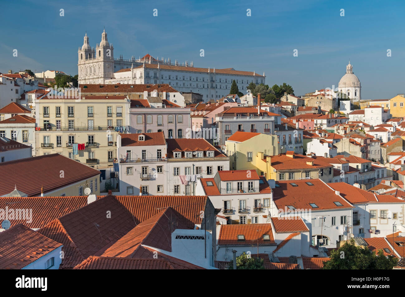 Blick über Alfama Viertel Sao Vicente de Fora und Santa Engracia Kirche Lissabon Portugal Stockfoto