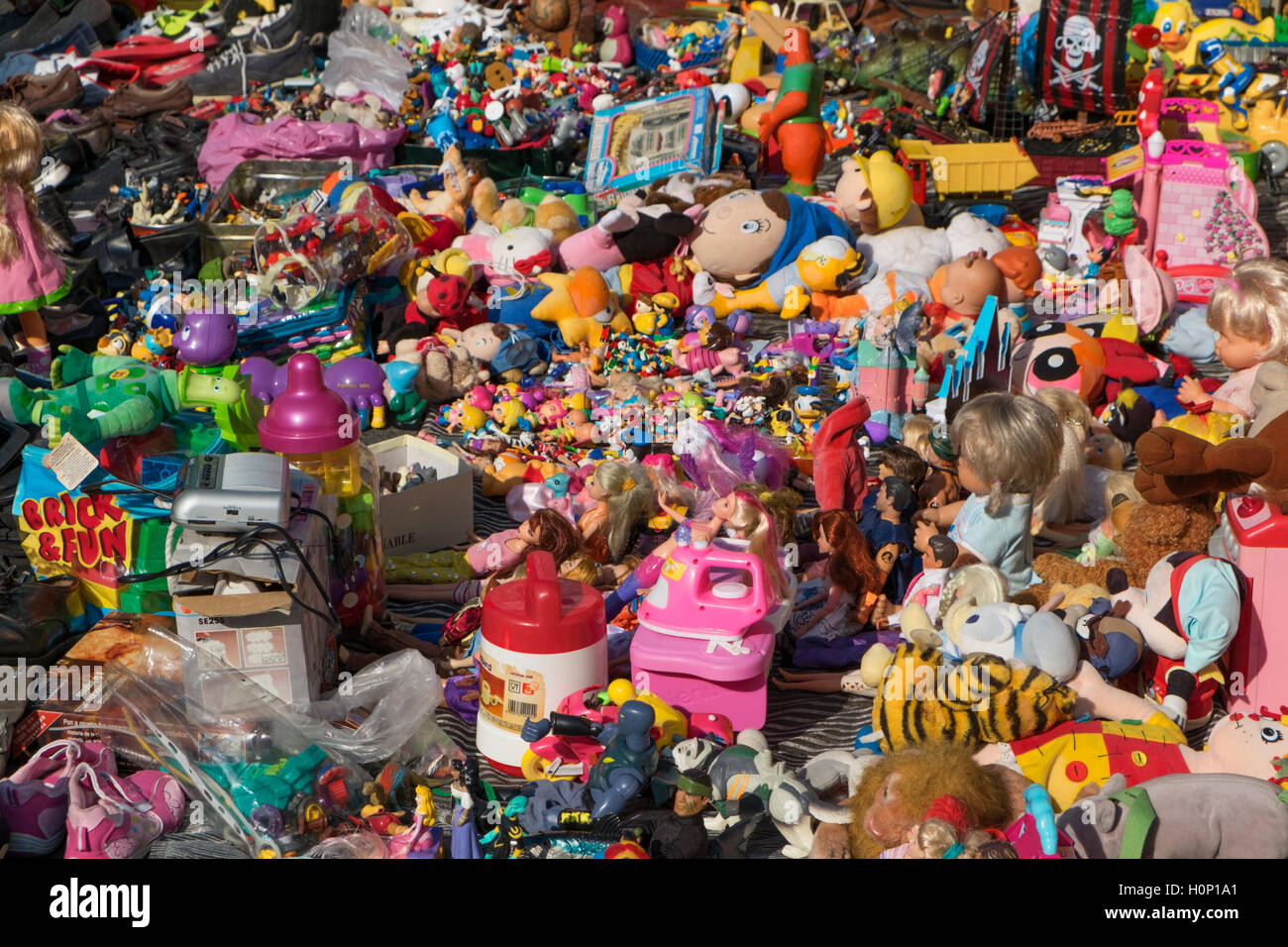 Buntes Spielzeug Feira da Ladra Thieves Markt Campo de Santa Clara Lissabon Portugal Stockfoto