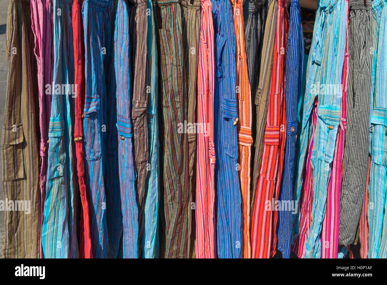 Bunte Kleidung Feira da Ladra Thieves Markt Campo de Santa Clara Lissabon Portugal Stockfoto