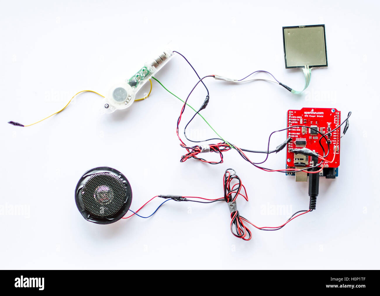 Lernen, wie man mit elektronischen Komponenten in Schule, Universität arbeiten. Programmierung Microcontroller, Arduino Uno Board. Stockfoto