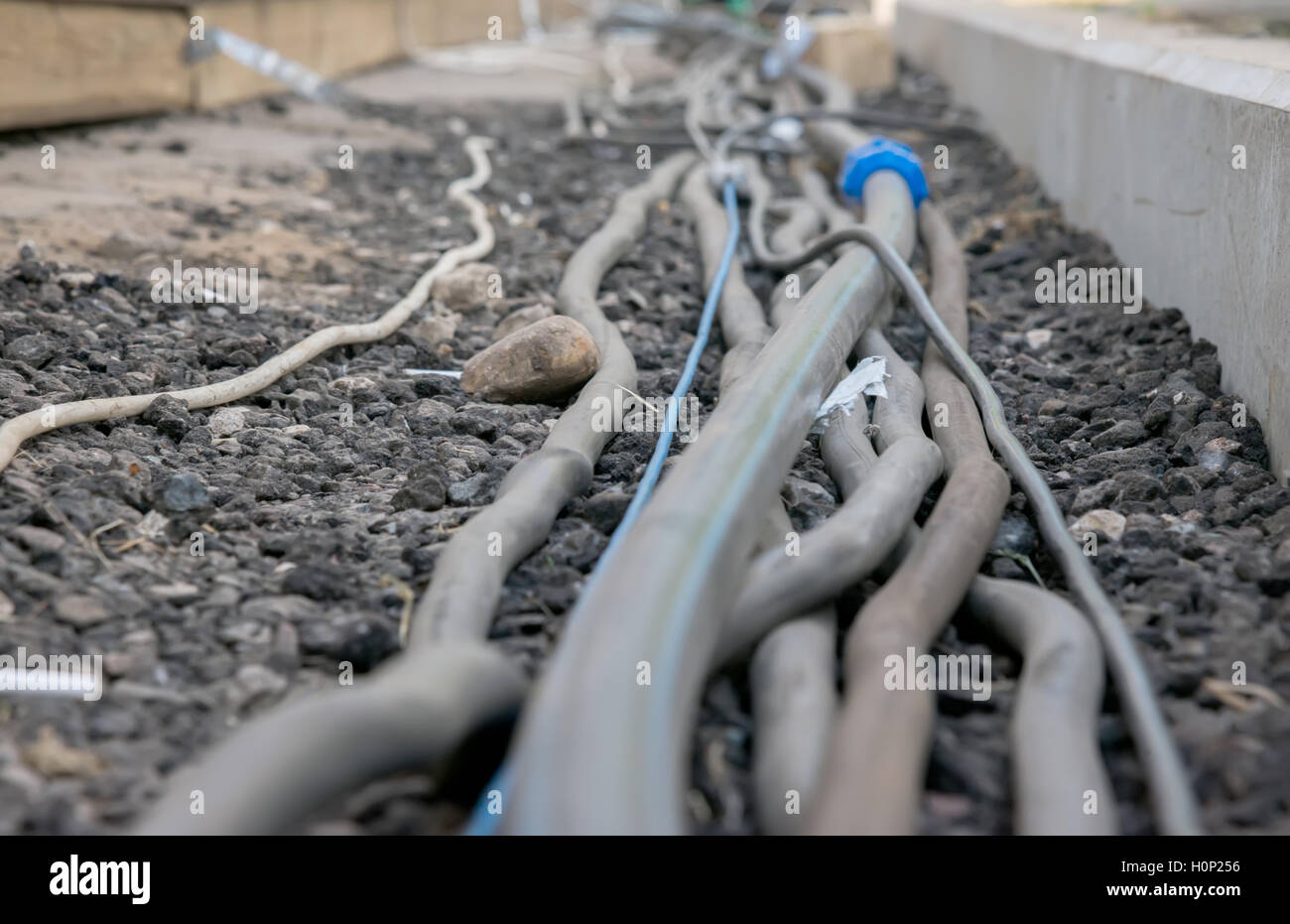 den Spuren der elektrische Stromkabel auf dem Boden Stockfoto