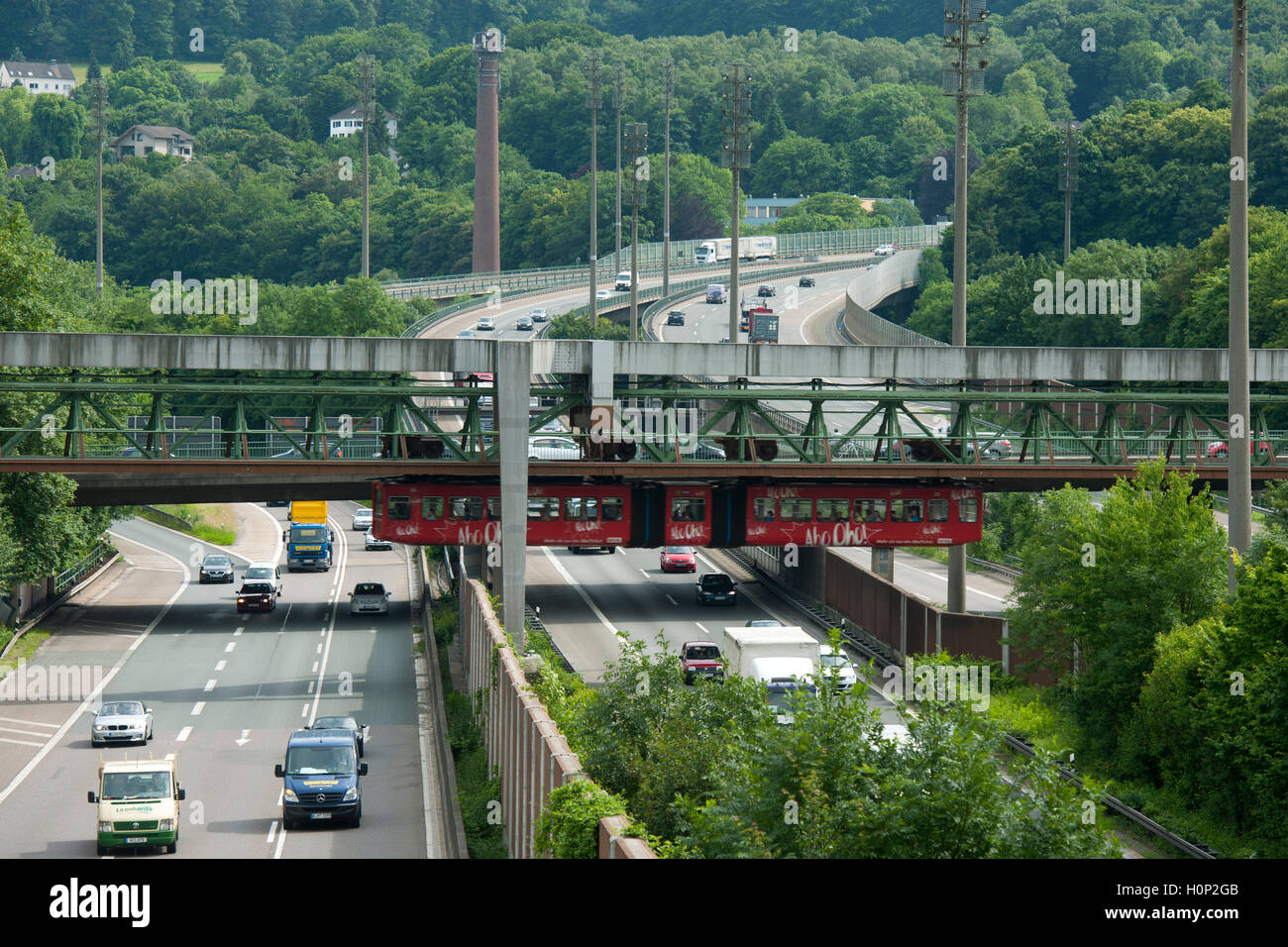 Deutschland, Nordrhein-Westfalen, Wuppertal, Schwebebahn über der Autobahn am Sonnborner Kreuz Stockfoto