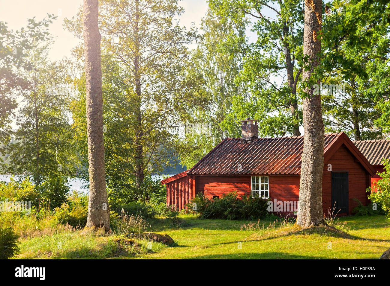 Bild des malerischen roten Holzhaus See. Småland, Schweden. Stockfoto