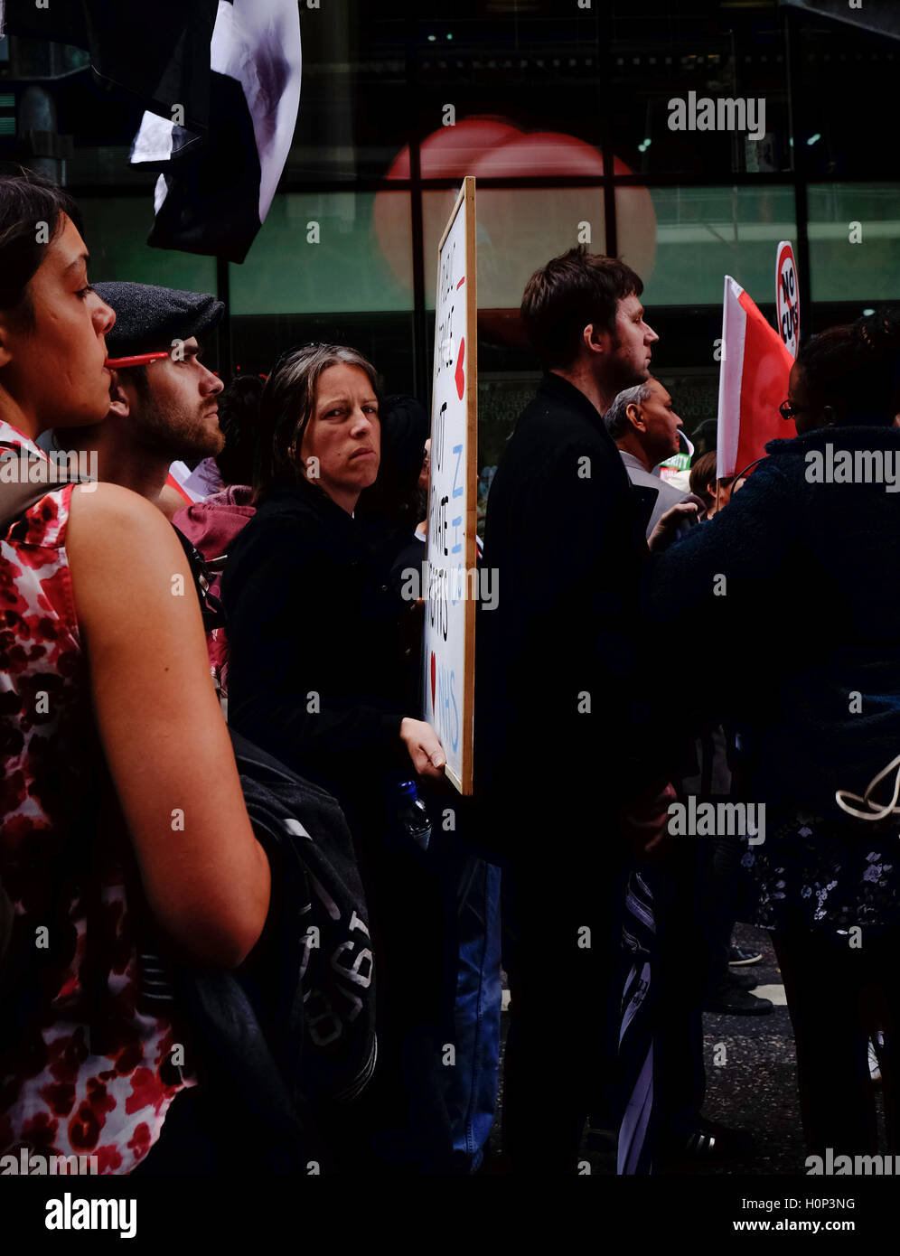 mürrisch, weibliche Demonstrant gegen Sparpolitik März in London, starrt auf die Kamera Stockfoto