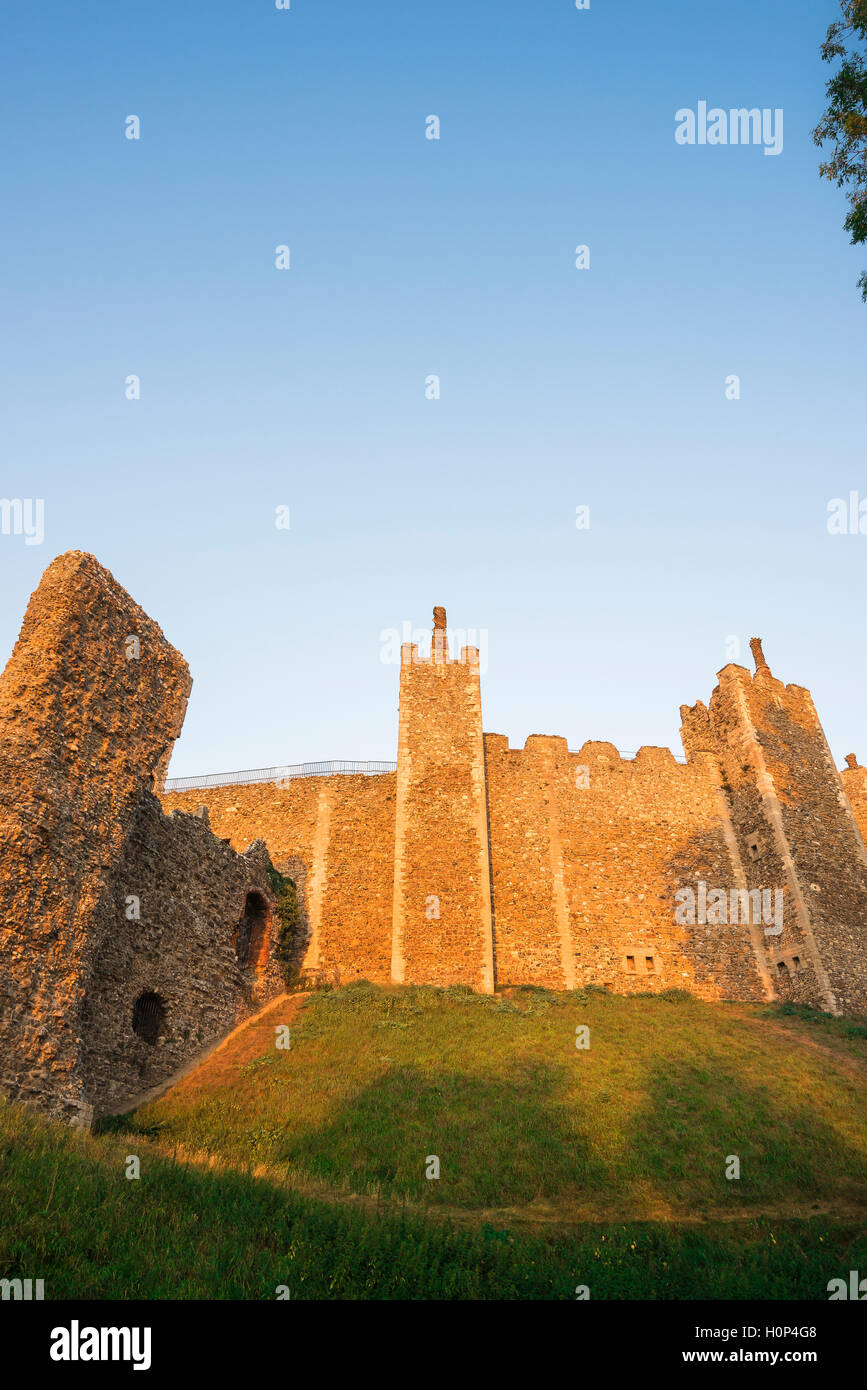 Suffolk mittelalterliche Architektur, Ringmauer einer Burg aus dem 12. Jahrhundert in Suffolk, England, UK, gesehen bei Sonnenuntergang aus den umliegenden Park. Stockfoto