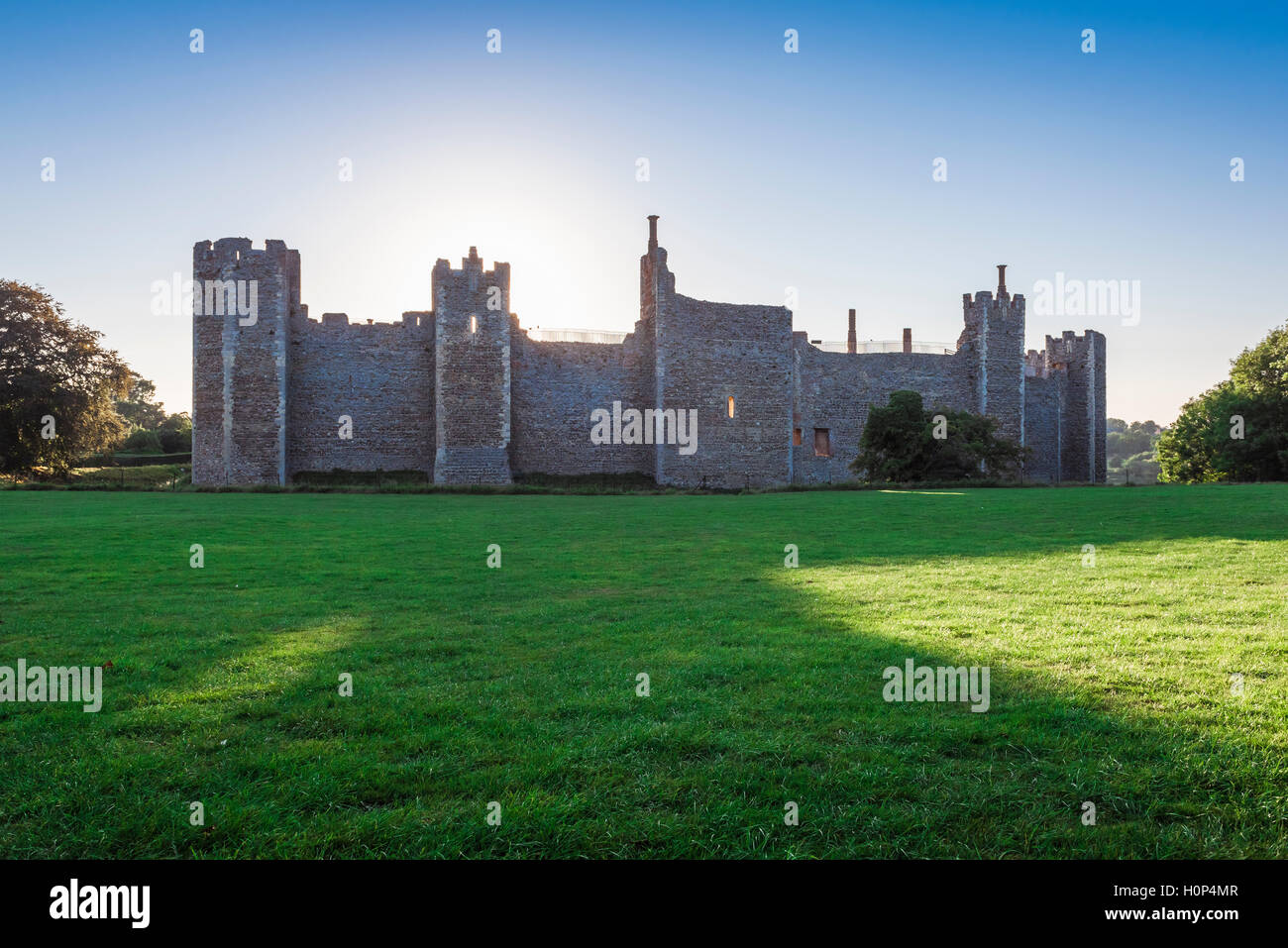 Framlingham Castle, Suffolk, Sonnenuntergang hinter Framlingham Castle, eine Festung des 12. Jahrhunderts in East Anglia, England, UK Stockfoto