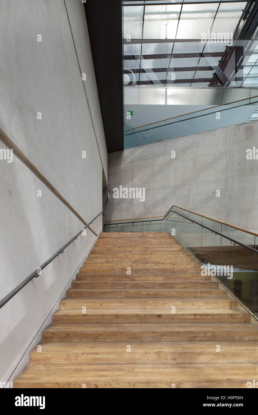 Holztreppe zum oberen Galerie Ebenen. Museum der Weltkultur, Göteborg, Schweden. Architekt: Brisac Gonzalez Architekten, 2004. Stockfoto