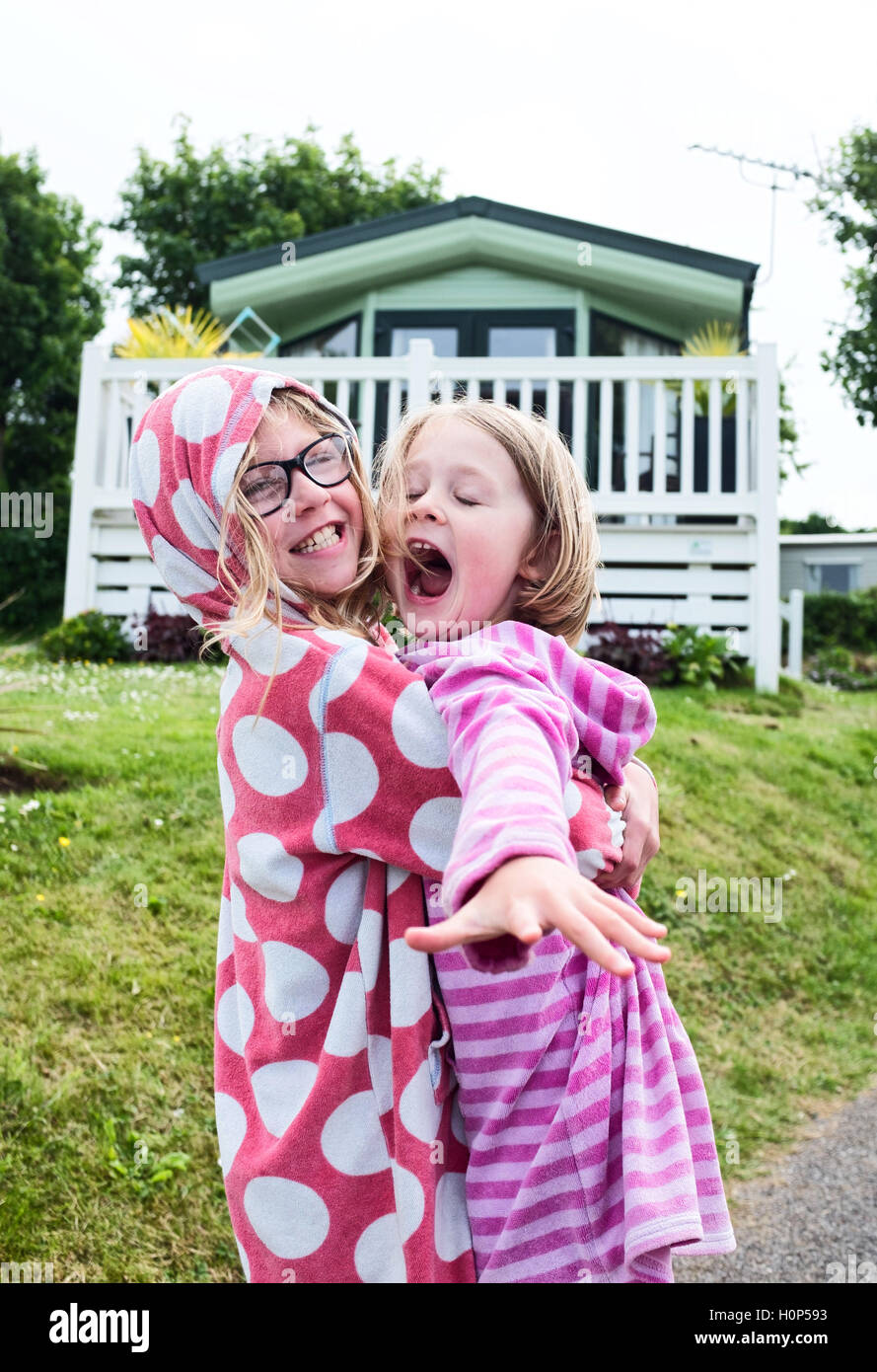 Zwei Schwestern Schmusen und Spielen im Urlaub Stockfoto