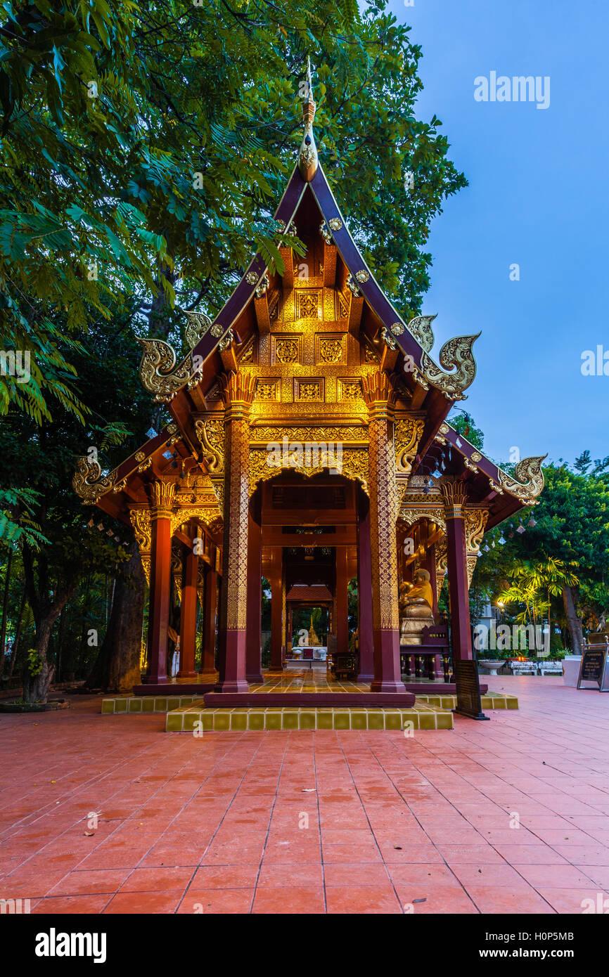 Abenddämmerung Blick auf den Tempel Wat Phra Singh, der am meisten verehrten Tempel in Chiang Mai, Thailand. Stockfoto