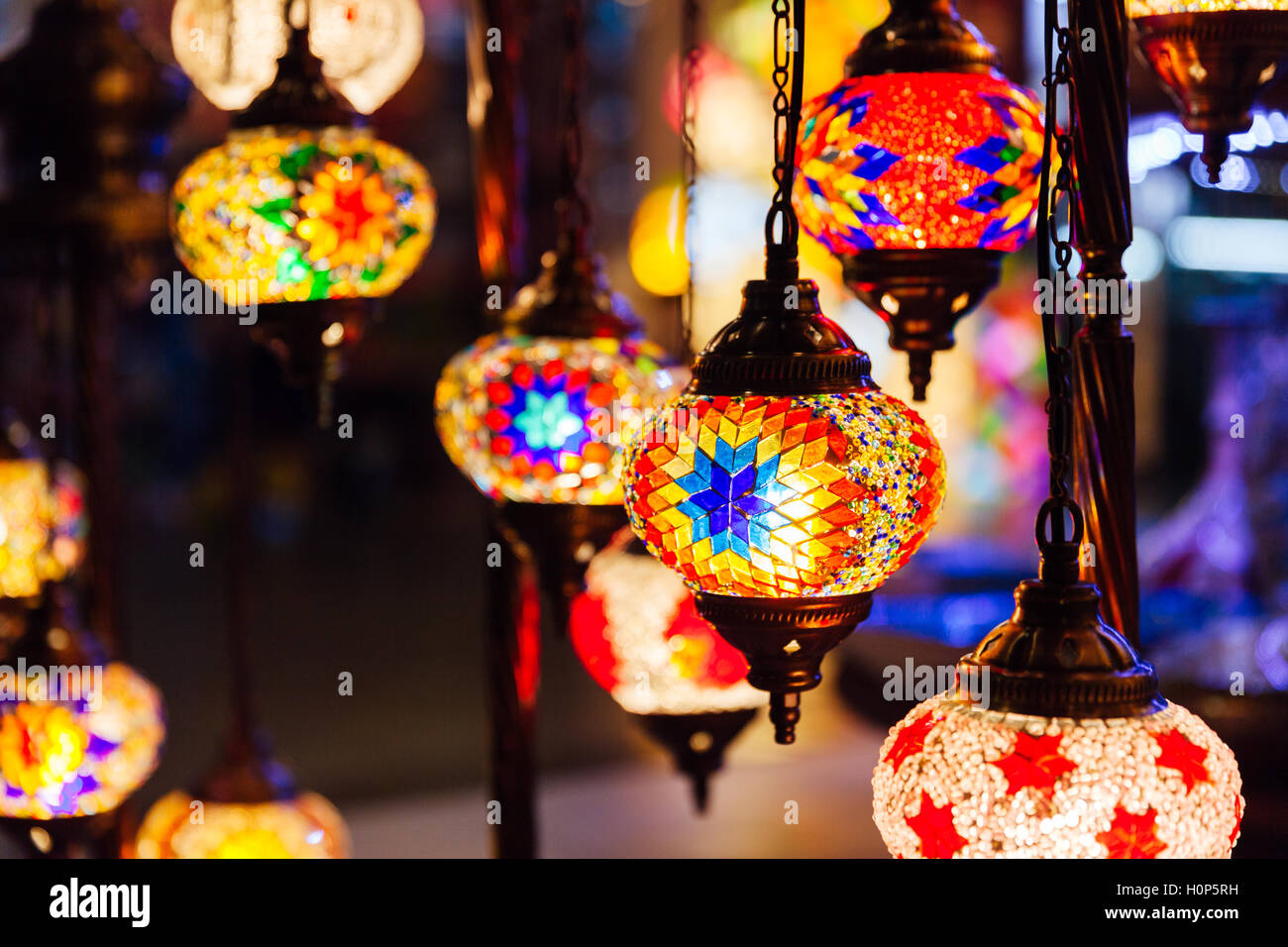 Türkische Mosaik-Lampen an der Souvenir Shop, Central Market Kuala Lumpur, Malaysia. Stockfoto