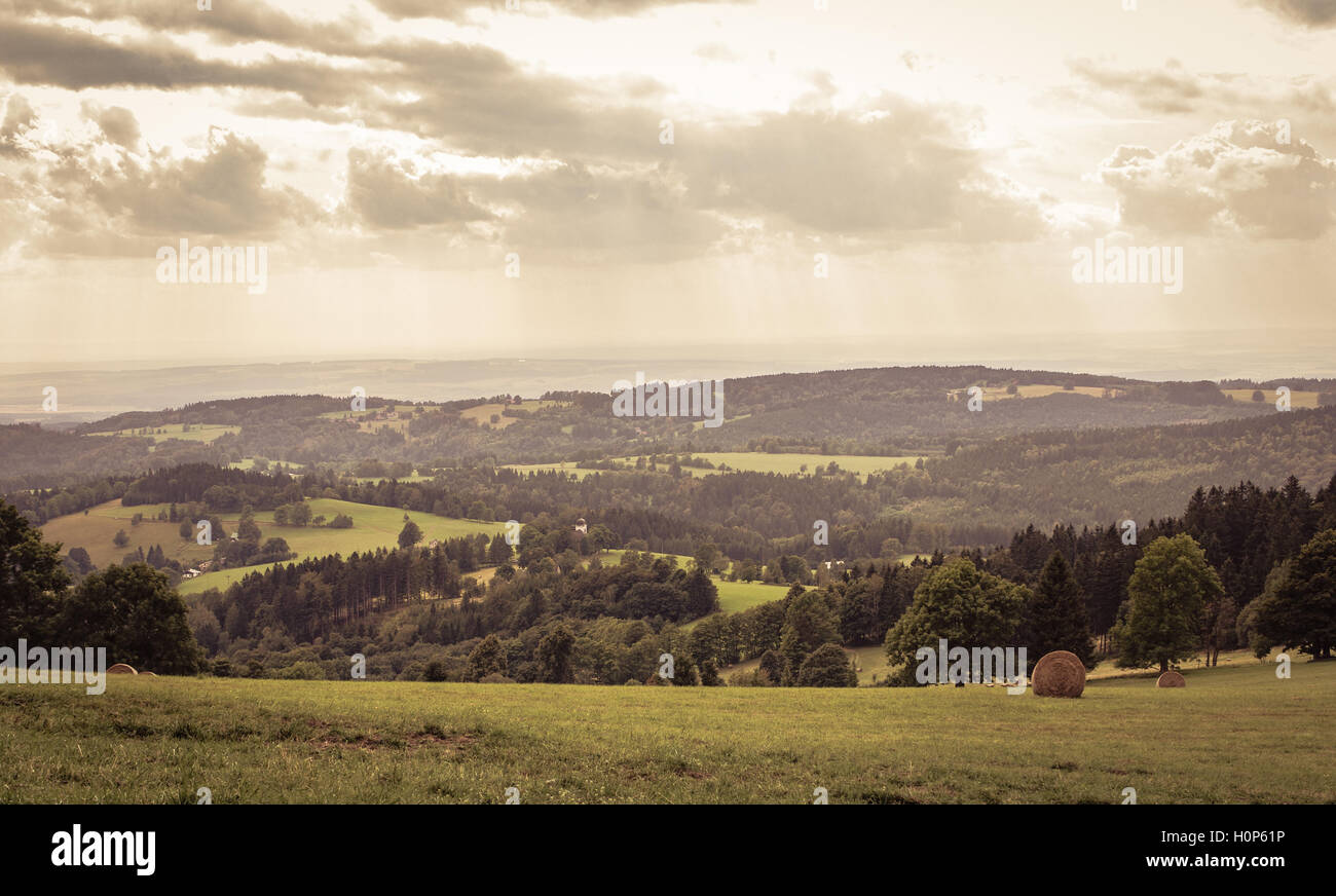 Traumhafte Panorama mit gold bewölktem Himmel Stockfoto