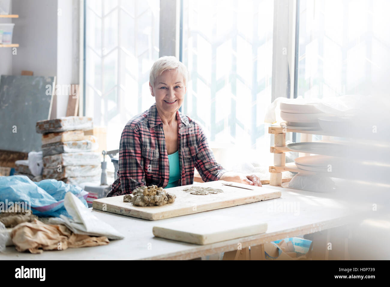 Porträt Frau arbeiten Ton Keramikatelier Stockfoto