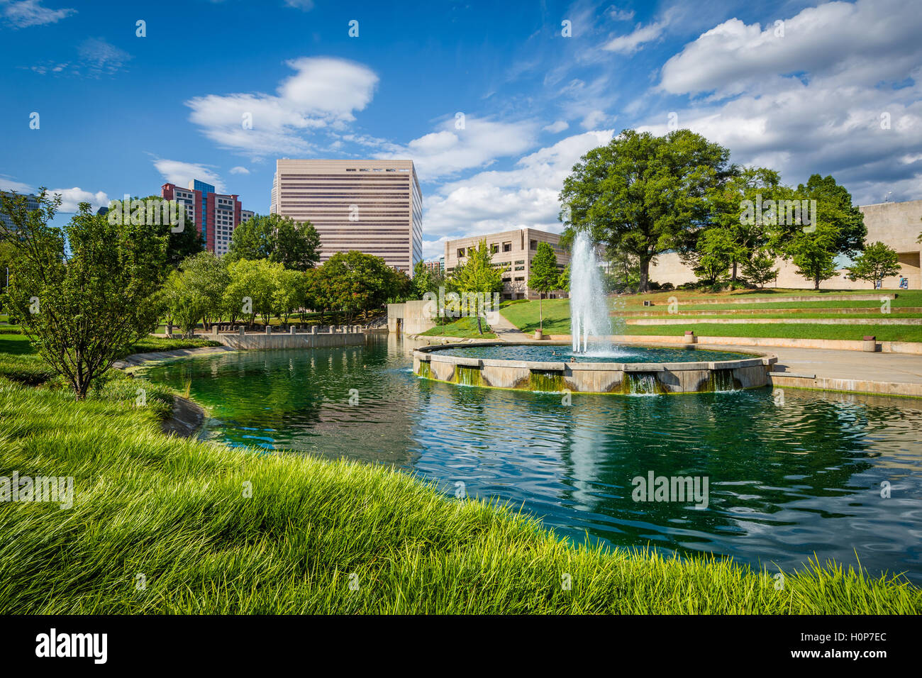 Brunnen und See im Marshall Park, im Uptown Charlotte, North Carolina. Stockfoto