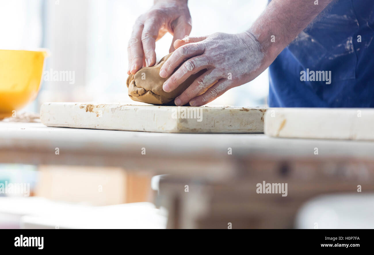 Senior woman molding Clay Keramikatelier Stockfoto