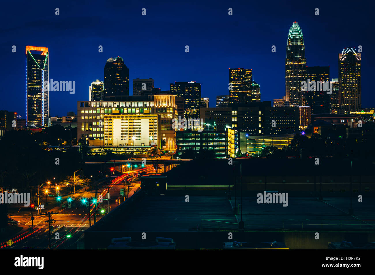 Blick auf die Skyline von Uptown in der Nacht, in Charlotte, North Carolina. Stockfoto