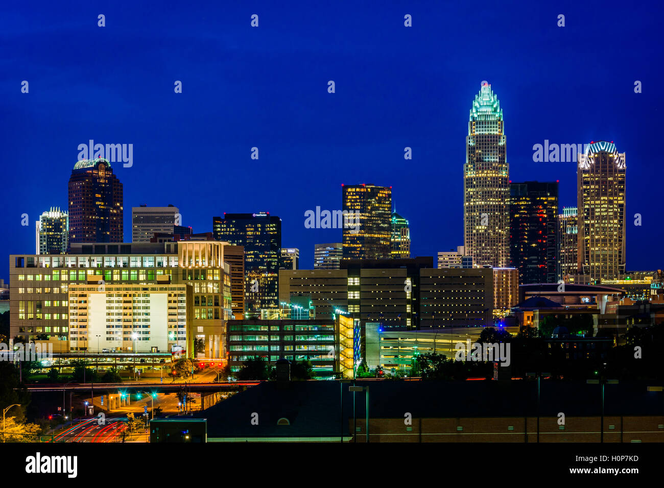Blick auf die Skyline von Uptown in der Nacht, in Charlotte, North Carolina. Stockfoto