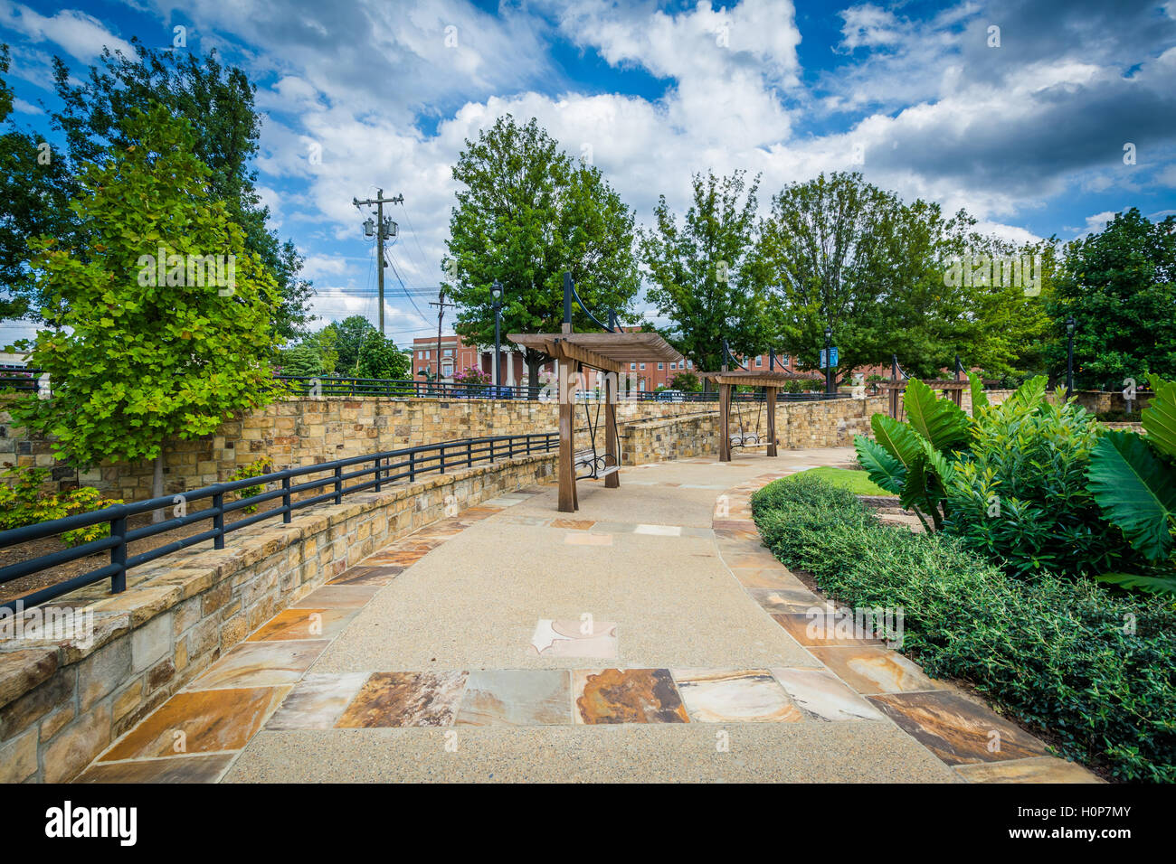 Gehwege und Gärten im Elizabeth Park in Elisabeth, Charlotte, North Carolina. Stockfoto