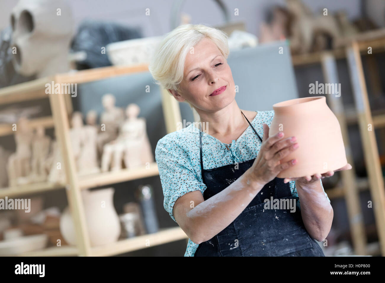reife Erwachsene Frau Keramikatelier vase Stockfoto
