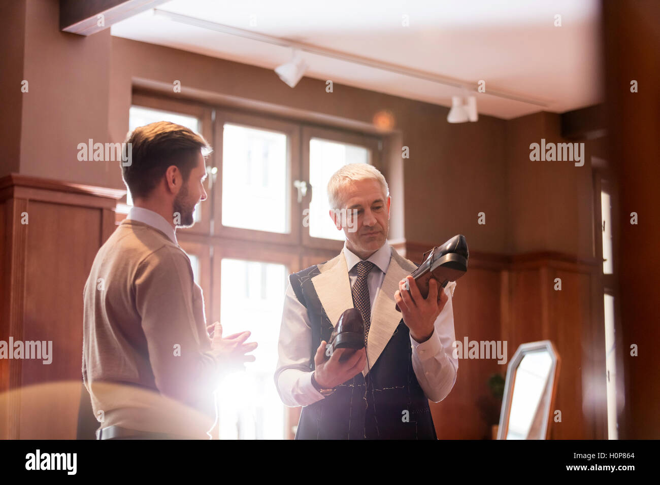Geschäftsmann, die passenden Anzug Kleid Schuhe shop Stockfoto