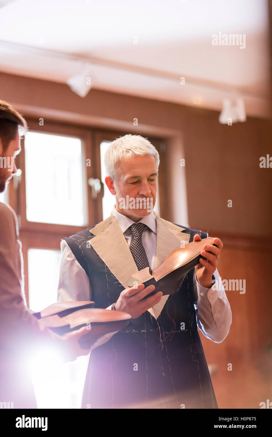 Geschäftsmann, die passenden Anzug Kleid Schuhe shop Stockfoto