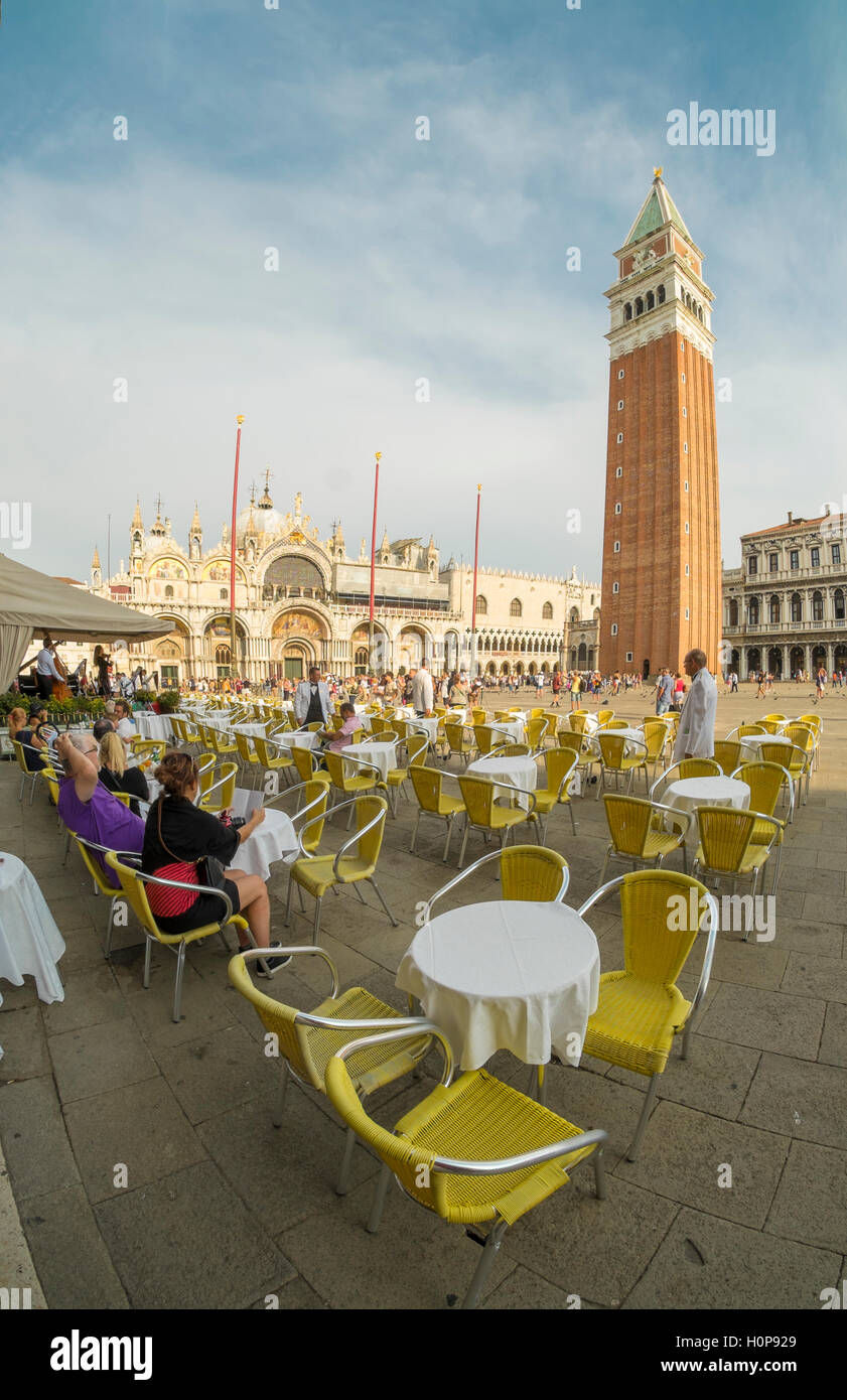Personen mit Frühstück im Markusplatz entfernt, Venedig, Italien Stockfoto