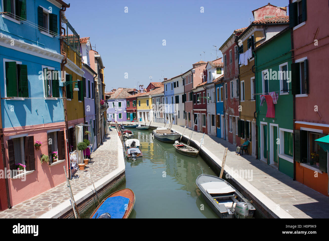 Schönen bunten Gebäude säumen die canel in Insel Burano, Italien Venedig Stockfoto