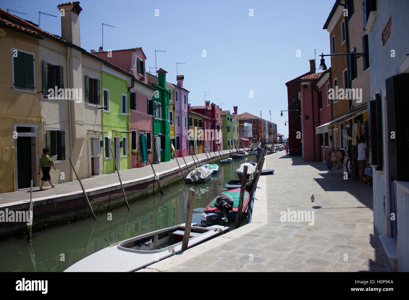 Bunte Häuser am Kanal in Burano, Venedig, Venetien, Italien Stockfoto