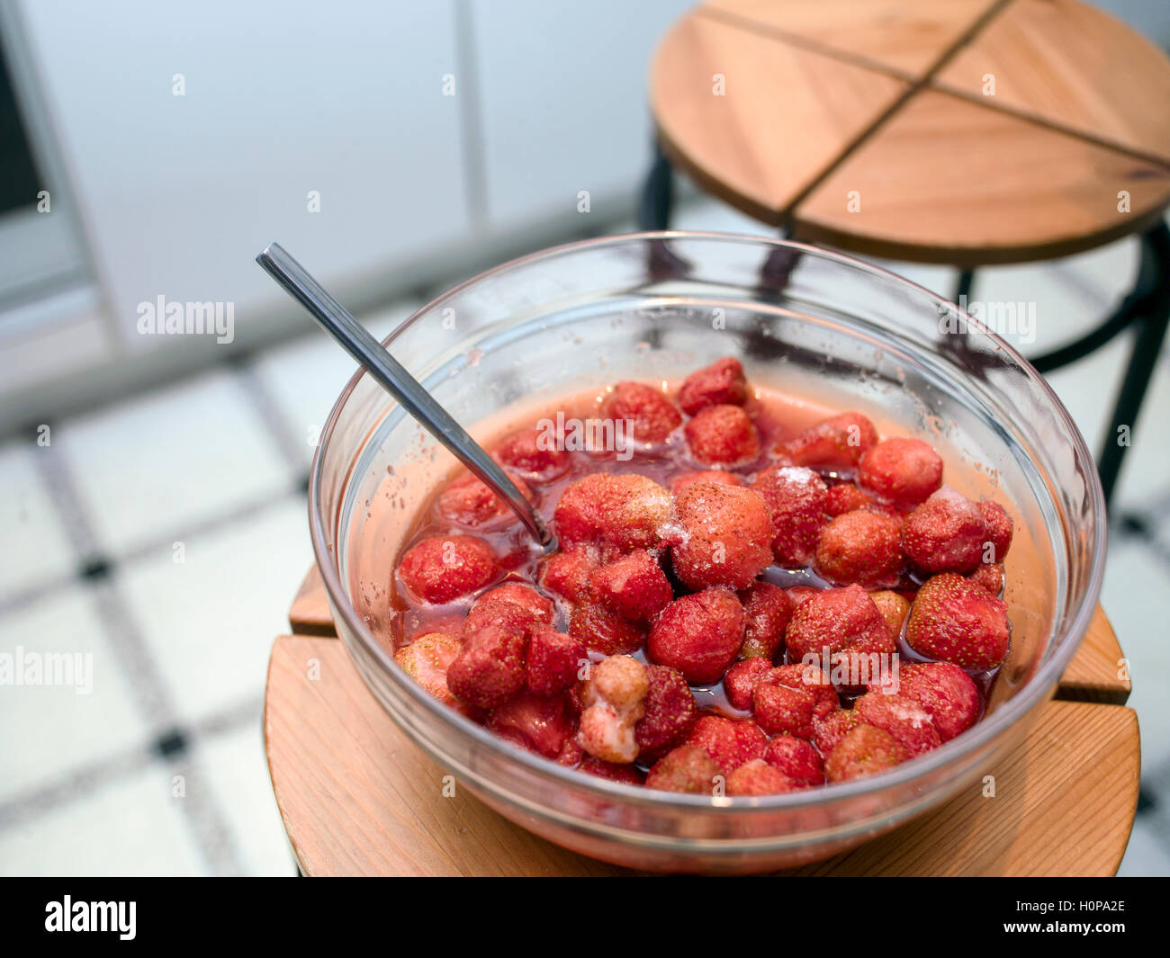 Eine Schale mit frischen rot mit Zucker gelegt auf einen Küchenstuhl, indoor Closeup erschossen Stockfoto