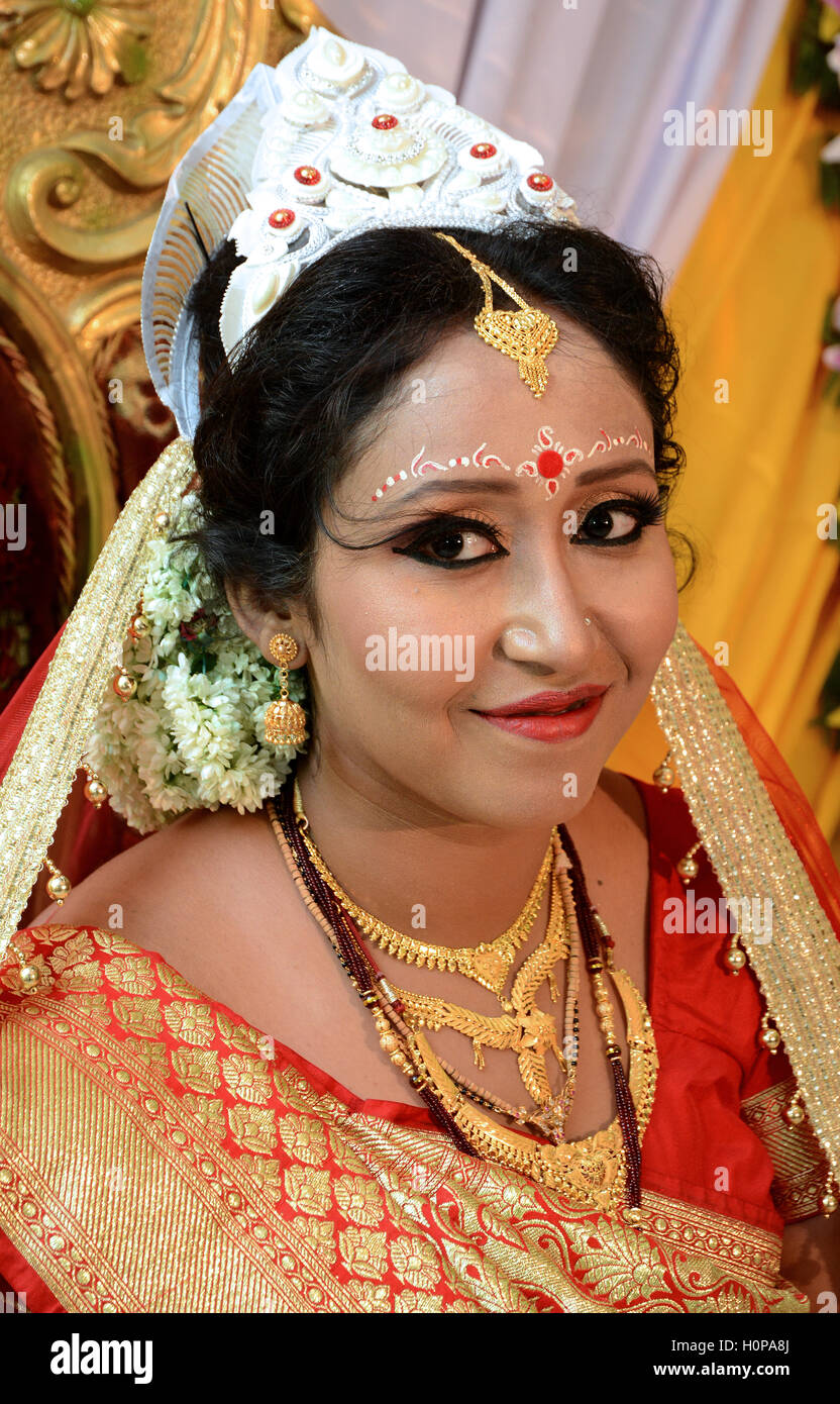 Indische Braut - eine schöne Inderin bereit, ehe ihr Ehe-Zeremonie-Halle. Stockfoto