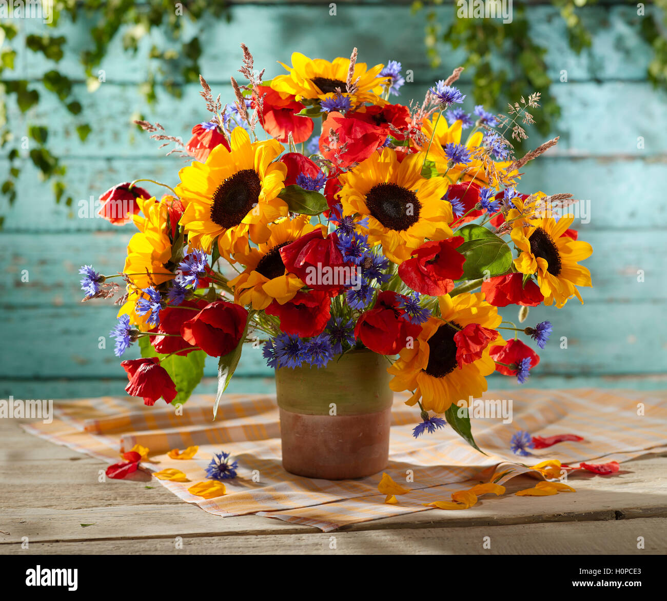 Blumenstrauß mit Sonnenblumen, Mohnblumen, Kornblumen Stockfoto, Bild
