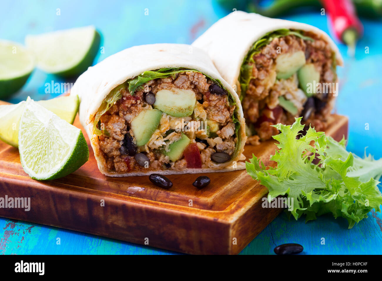 Burrito, mexikanische und Tex-Mex-Food, Mehl Tortilla mit Chili Con Carne Füllung Stockfoto
