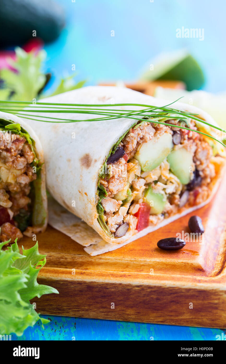 Burrito, mexikanische und Tex-Mex-Food, Mehl Tortilla mit Chili Con Carne Füllung Stockfoto