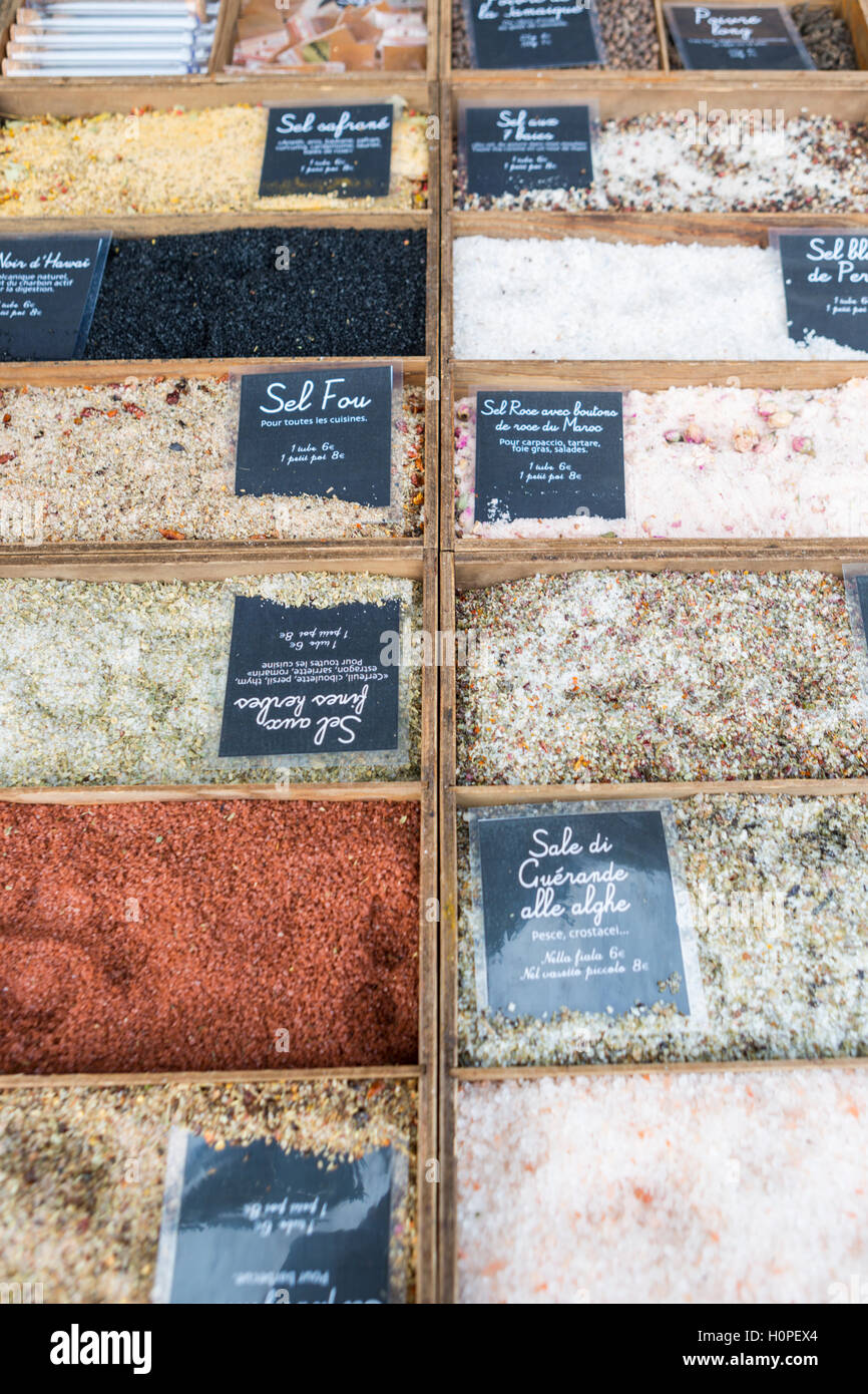Mehrfarbige Salze zu verkaufen, Eze, Provence, Alpes-Maritimes, Frankreich Stockfoto