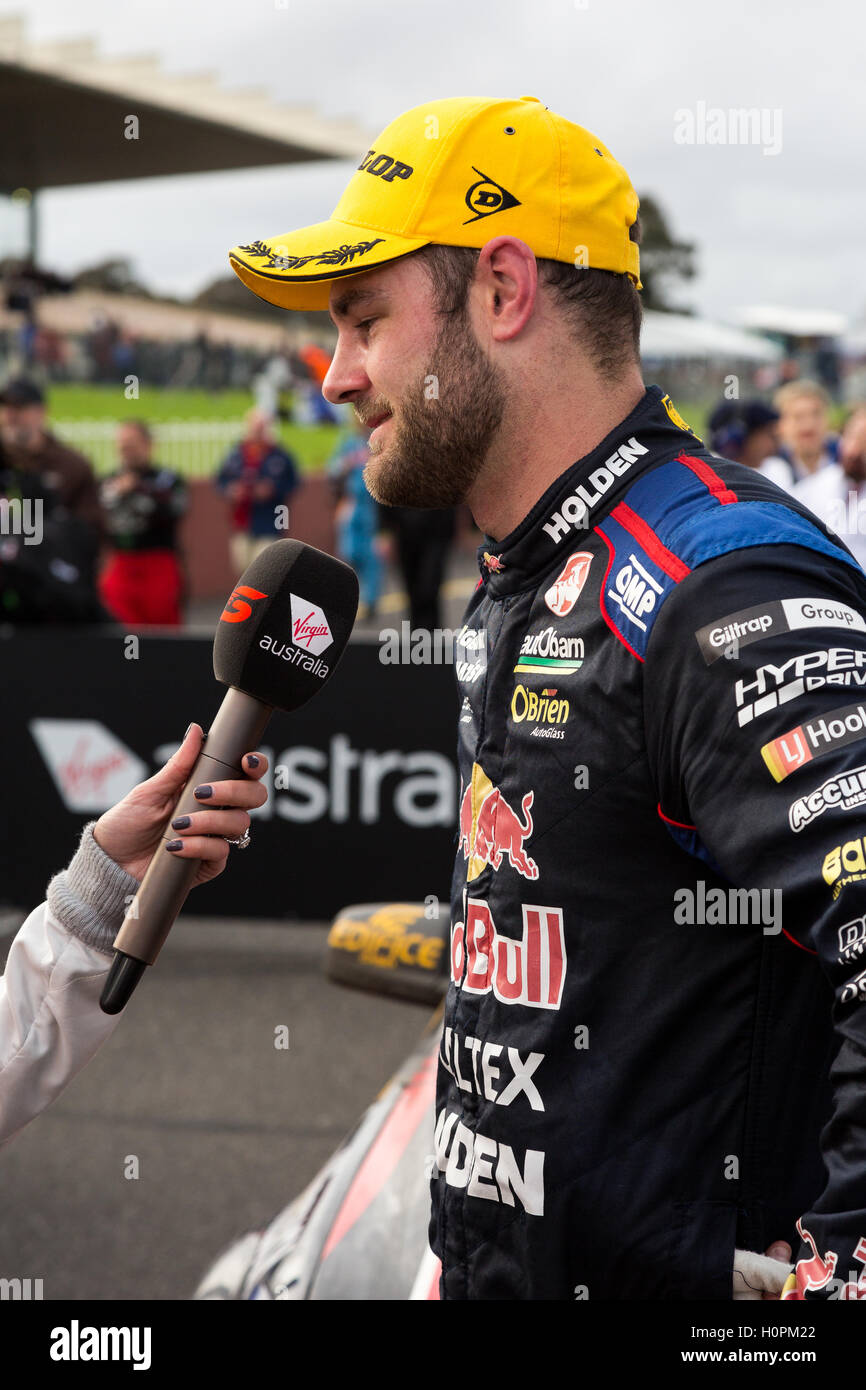 MELBOURNE/Australien - 17. September 2016: Red Bull-Pilot Shane Van Gisbergen, befragt nach seinem Podestplatz zu, im W beenden Stockfoto