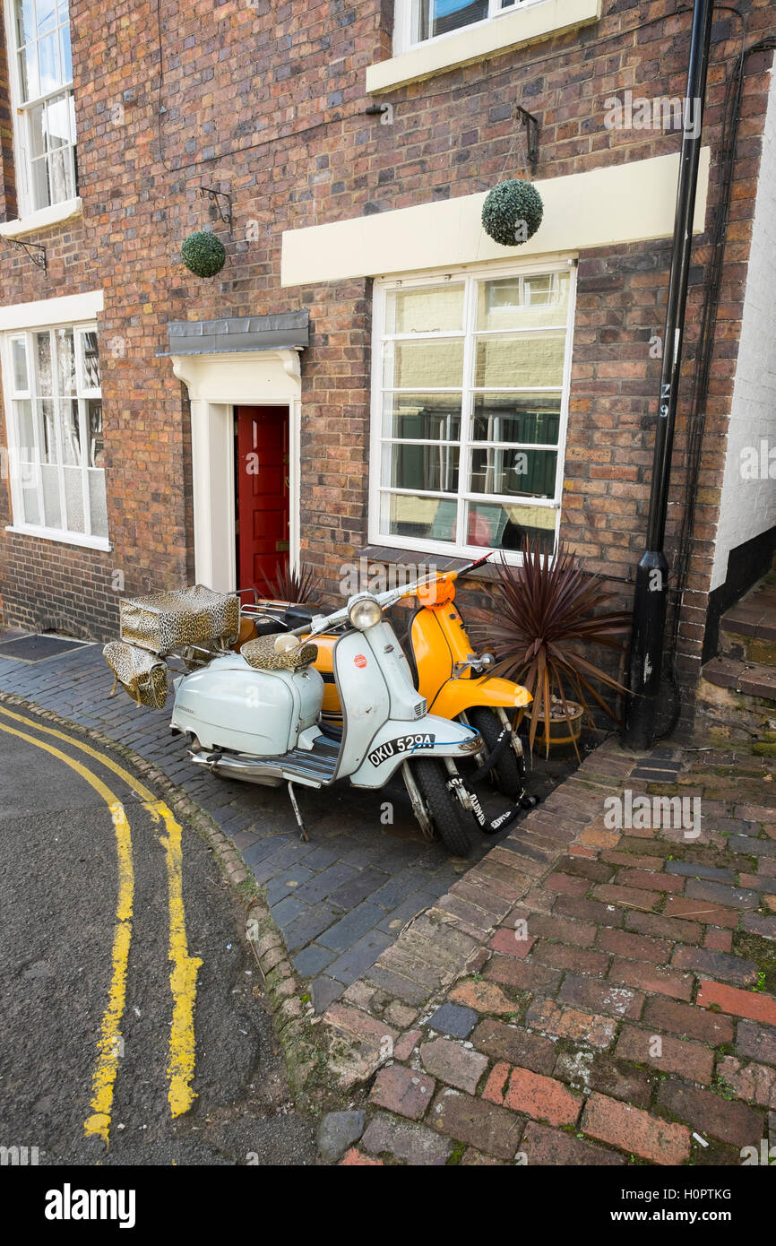 Zwei Motorroller Straße geparkt in Bridgnorth, Shropshire, England, UK Stockfoto