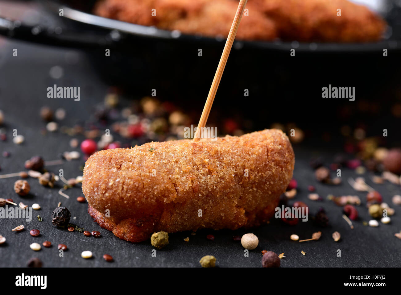 Nahaufnahme von einigen spanischen Hausgemachte Kroketten, diente als Tapas, auf einem Schieferoberfläche Stockfoto