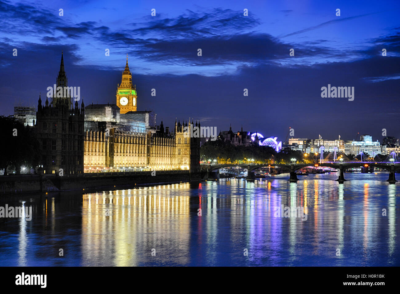 Häuser des Parlaments Westminster London in der Nacht mit Westminster Bridge Stockfoto