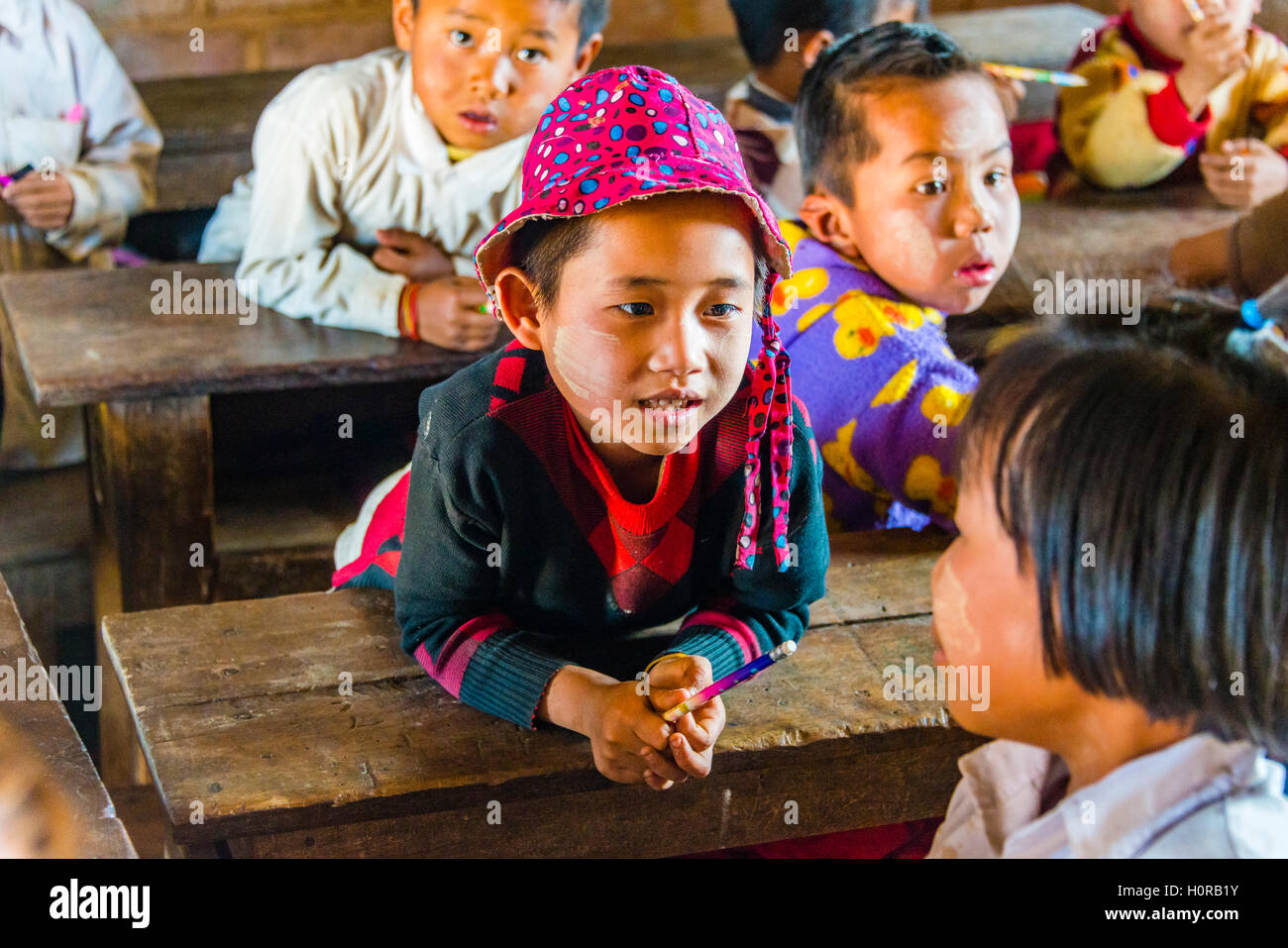 Junge sitzt am Schreibtisch, Schüler in der Schule, Shan Staat, Myanmar Stockfoto