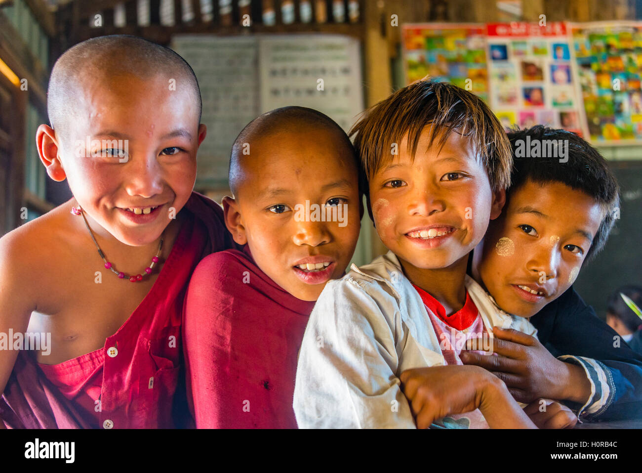 Schule Kinder in der Schule, für die Kamera posieren, Shan Staat, Myanmar Stockfoto