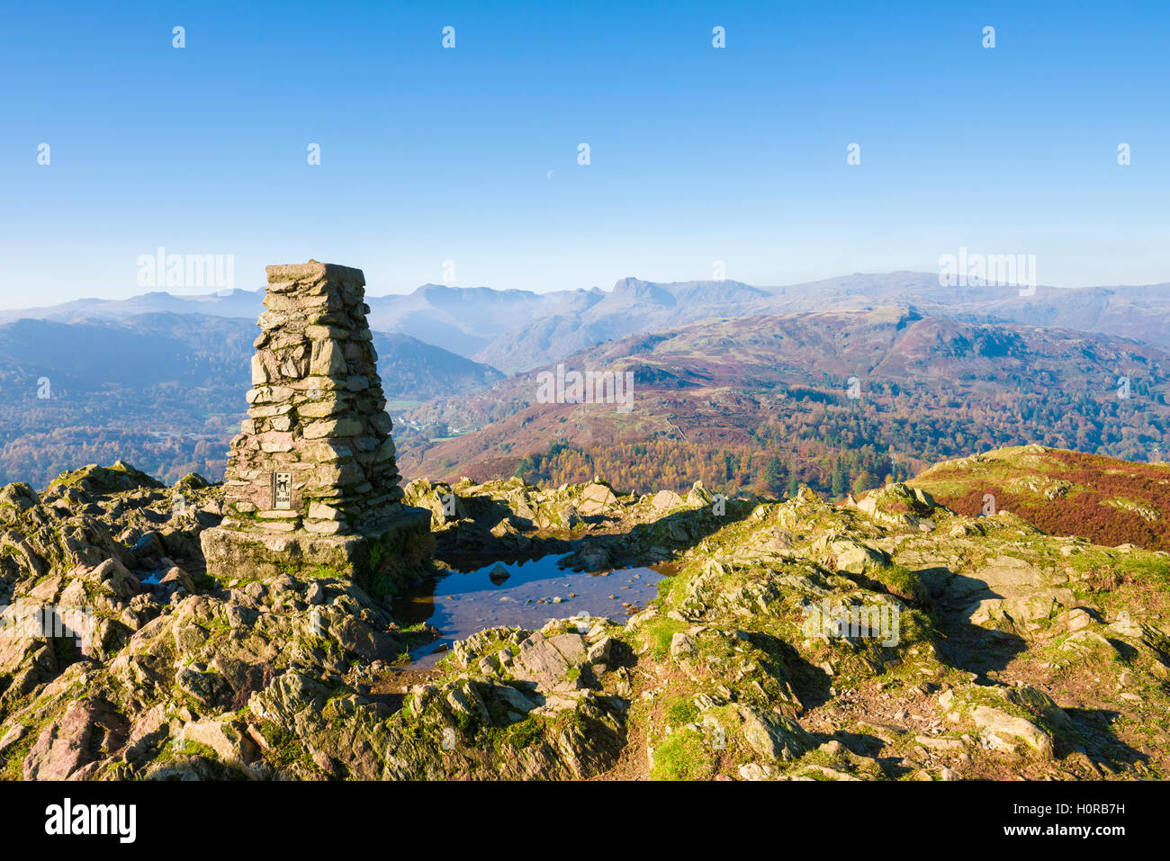 Der trigonometrischen Punkt auf dem Gipfel des Loughrigg fiel im Lake District National Park. Cumbria. England. Stockfoto