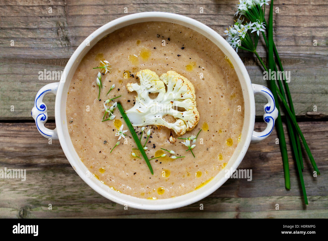 Braten-Blumenkohl-Suppe mit Bärlauch Blüten Stockfoto