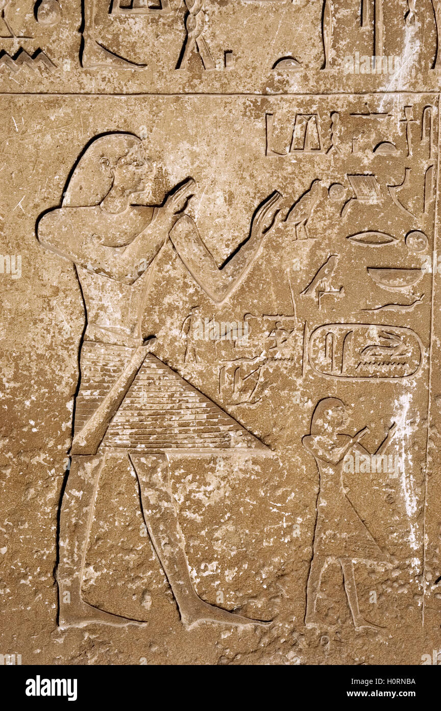 Ägypten. Nekropole von Sakkara. Relief Darstellung eines verstorbenen Opfergabe an die Götter machen. Altes Königreich. Stockfoto