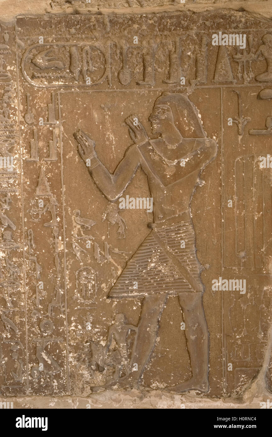 Ägypten. Nekropole von Sakkara. Relief Darstellung eines verstorbenen, so dass ein religiöses Ritual zu den Göttern. Altes Königreich. Stockfoto