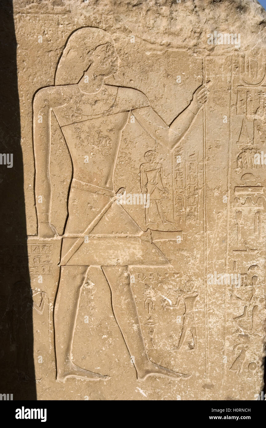 Ägypten. Nekropole von Sakkara. Mastaba. Relief Darstellung einer männlichen Figur, wahrscheinlich der Verstorbenen. Innenraum. Altes Königreich. Stockfoto