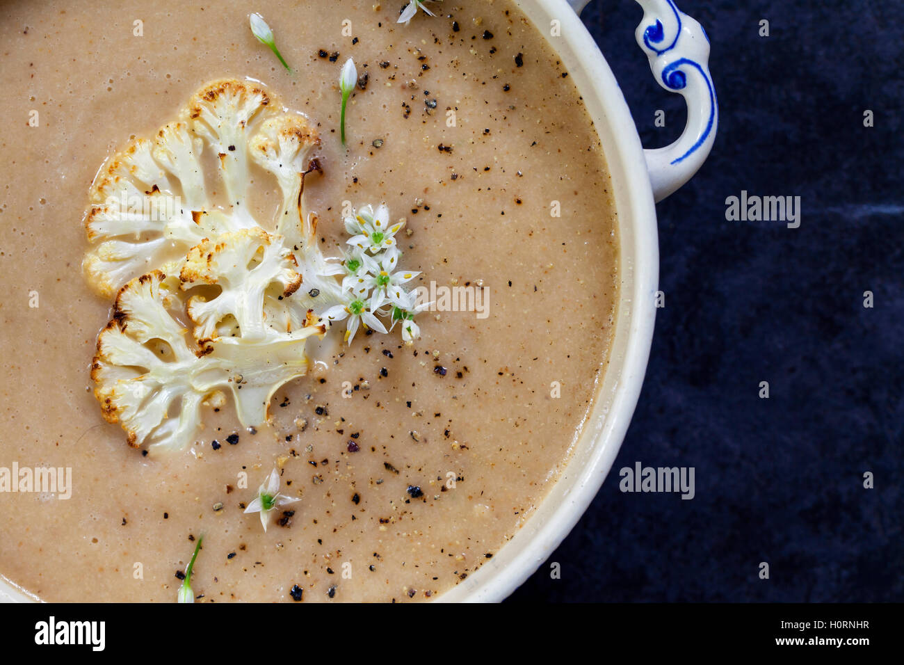 Braten-Blumenkohl-Suppe mit Bärlauch Blüten Stockfoto