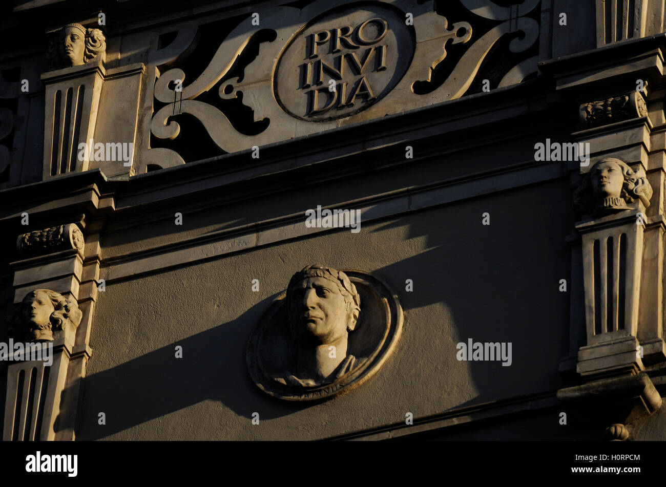 Polen. Danzig. Zentrum der Stadt. Fassade verziert mit Medaillons vom römischen Kaiser. Detail. Stockfoto